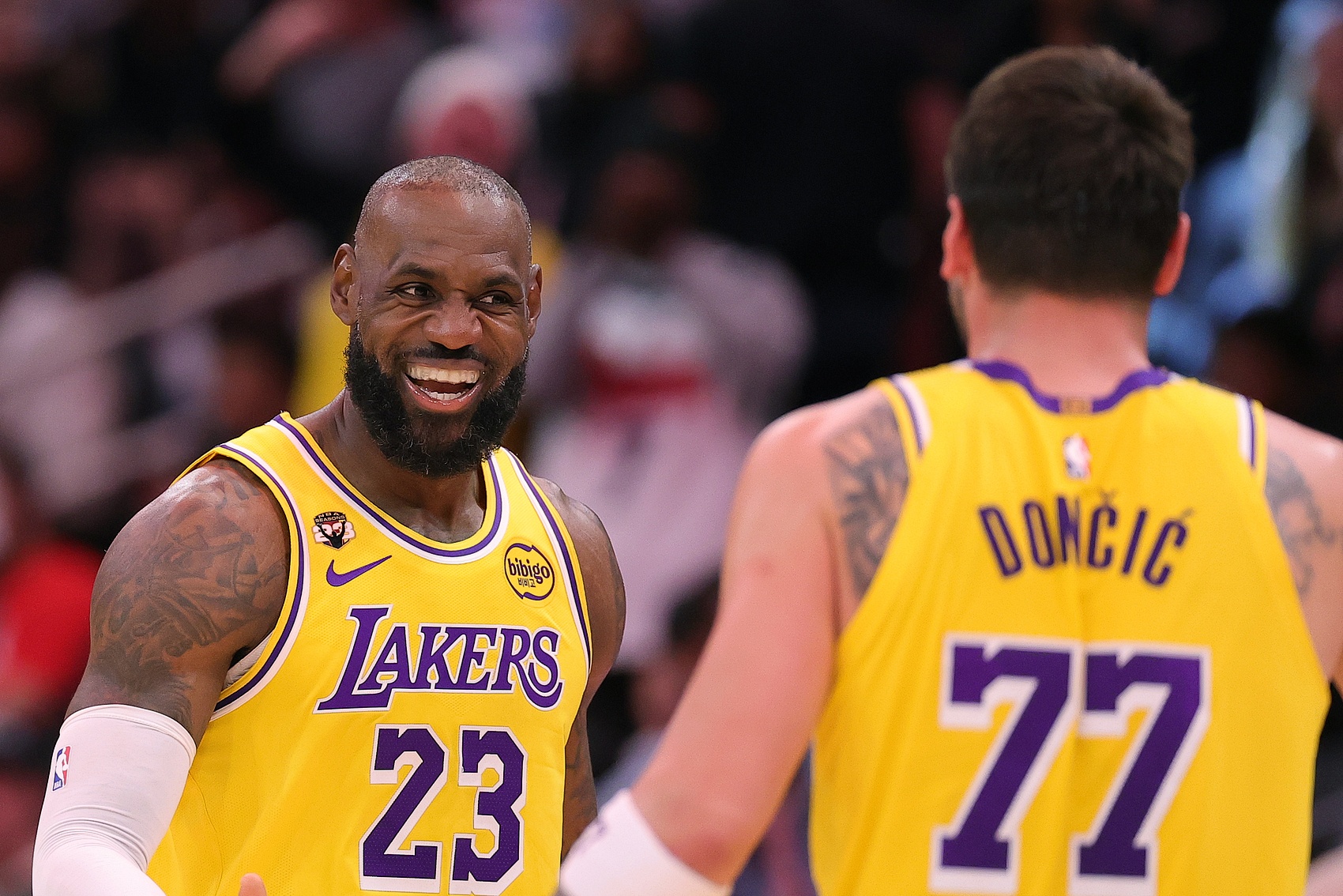 爱游戏网页-生涯每个赛季都能达成场均20+5+5的球员：詹姆斯、东契奇